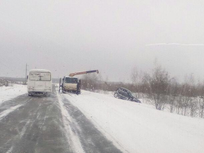 Под Воронежем Volkswagen Touareg вытаскивали из кювета краном