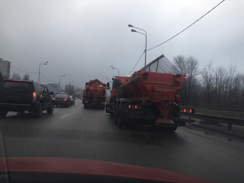 Дорожники на КамАЗах собрали огромную пробку на окружной воронежской дороге