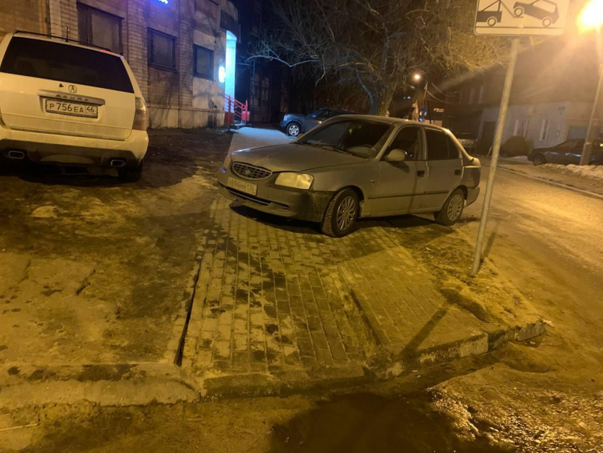 Воронежцам напомнили о наказании за парковку на тротуарах