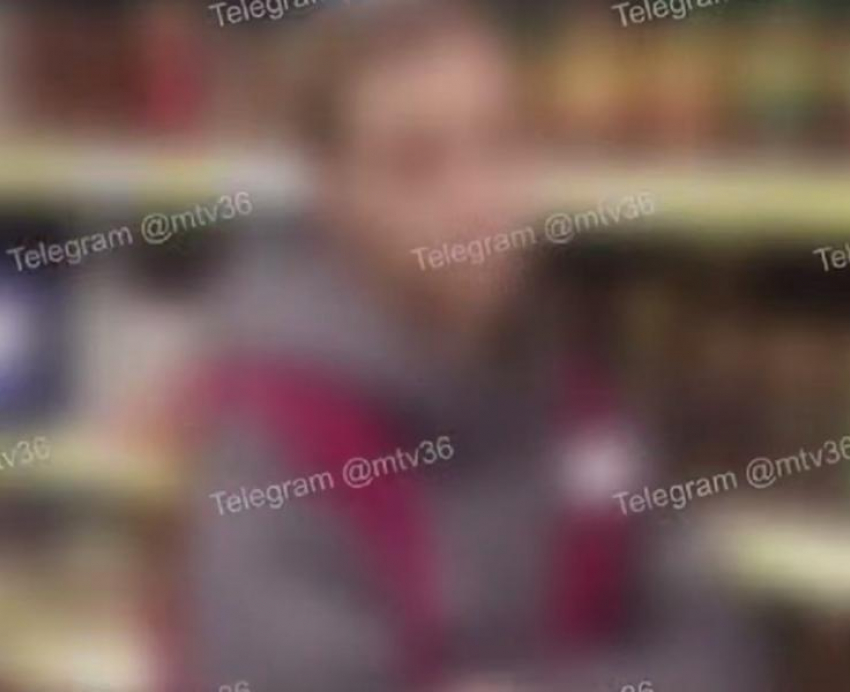 Обматерили и бросили окурок: мужчина приМАГНИТился к проблеме в магазине