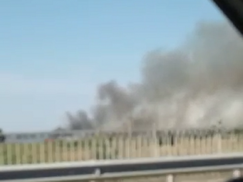 Страшный пожар рядом с жилыми домами под Воронежем попал на видео