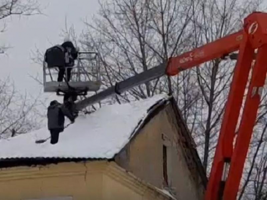 Крыша жилого дома рухнула под тяжестью снега в Воронеже