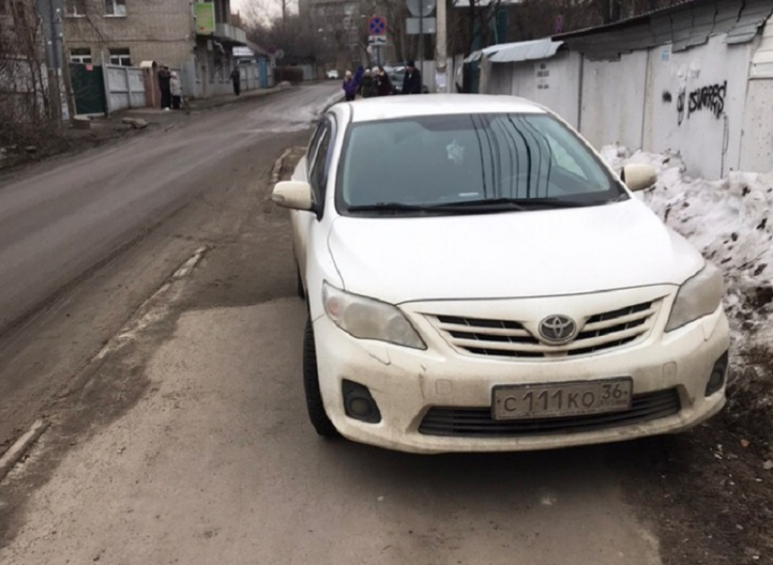 Дешевая иномарка на дорогих номерах подставила пешеходов в Воронеже