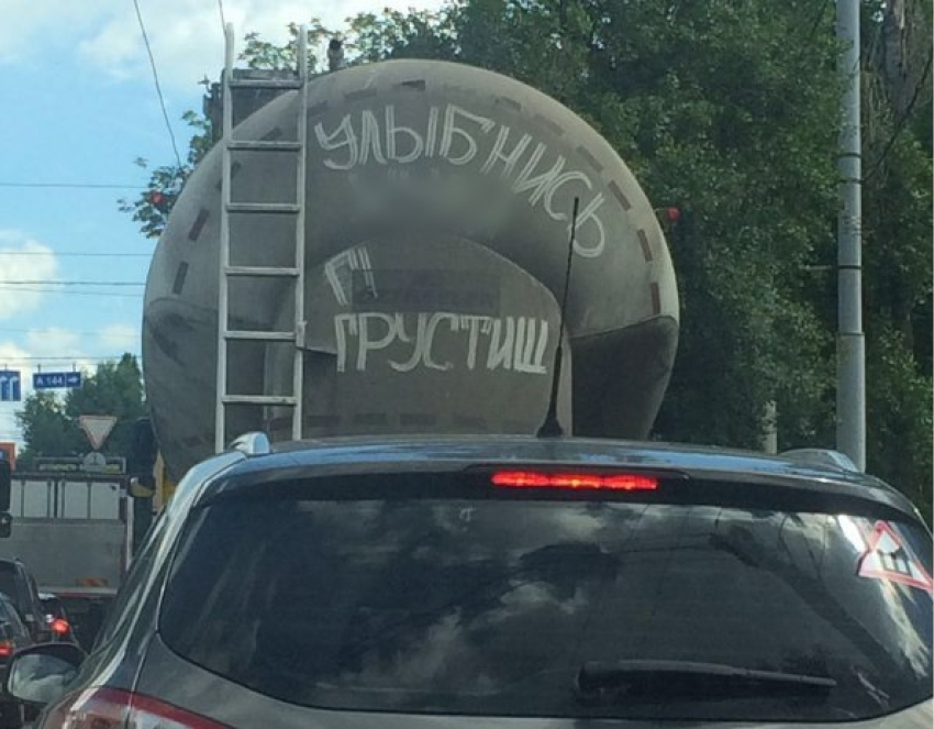Позитивная «быдло надпись» на большегрузе рассмешила автомобилистов в Воронеже