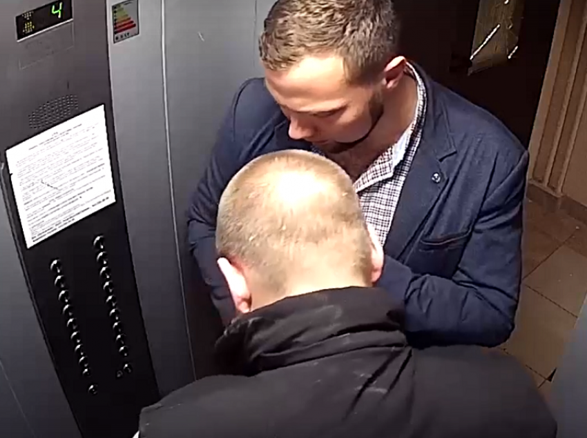 Спиртовой Халк уничтожил лифт и приятеля на видео в Воронеже