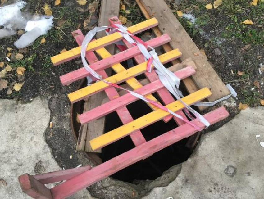 В Воронеже «забытый» канализационный колодец может стать смертельной ловушкой