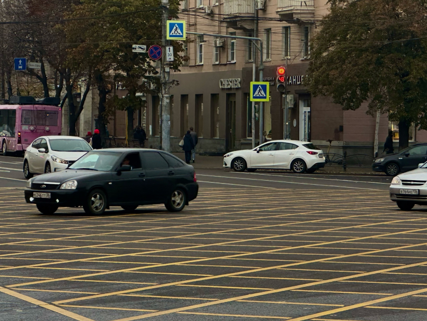 Желтая вафельная разметка на перекрёстках: как проезжать и какой штраф в 2025 году
