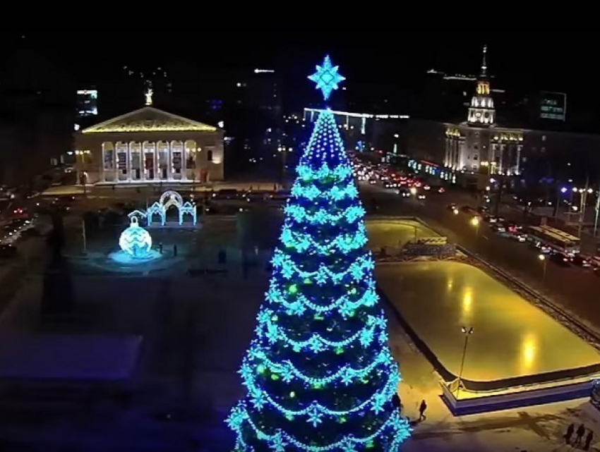 Потрясающе украшенный к Новому году Воронеж сняли на видео с высоты птичьего полета 