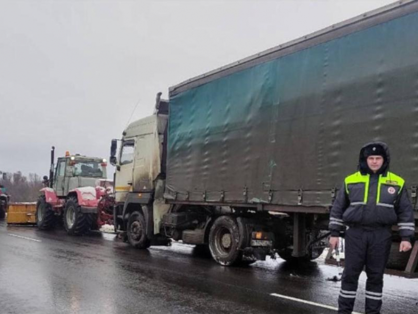 В передрягу попал водитель на грузовике в Воронежской области 