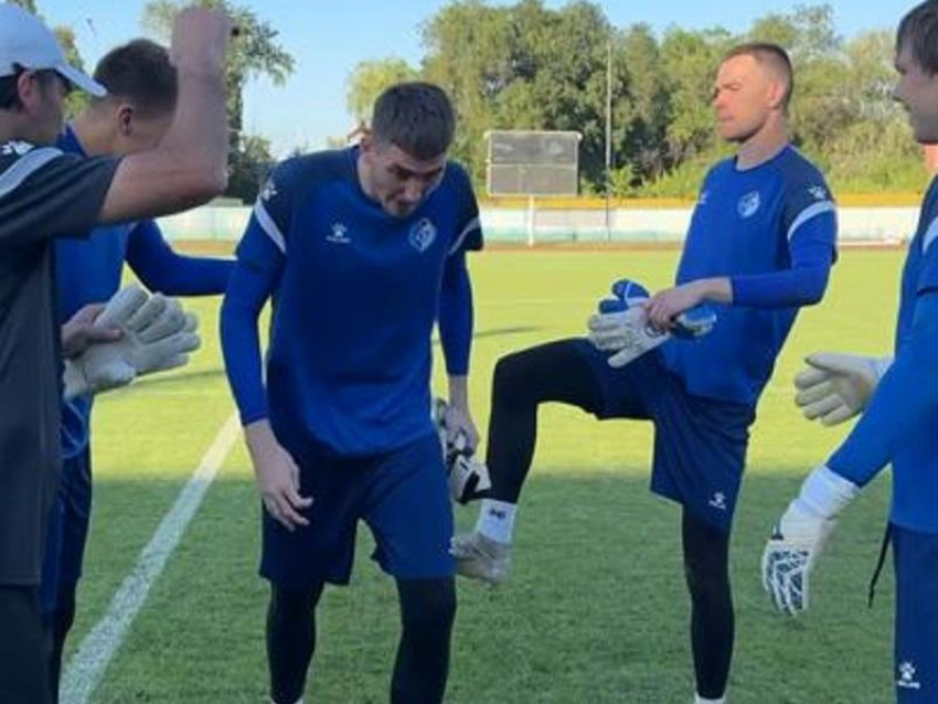Игроки воронежского «Факела» проводили вратаря в ФК «Калуга» пинками 