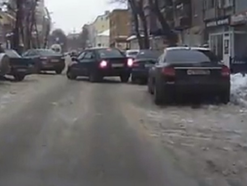 Глупое ДТП во время выезда с парковки попало на видео в Воронеже 