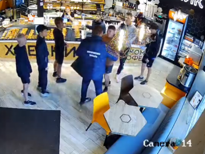 Стала известна причина драки воронежского тренера и воспитанника в питерском кафе  