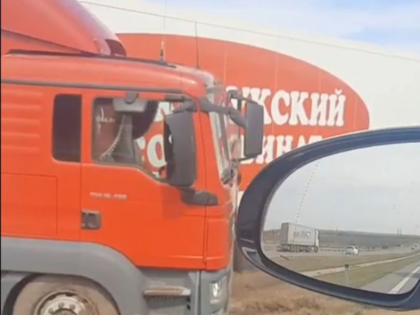 Опубликовано видео ДТП с фурой, которое осложнило движение на трассе под Воронежем
