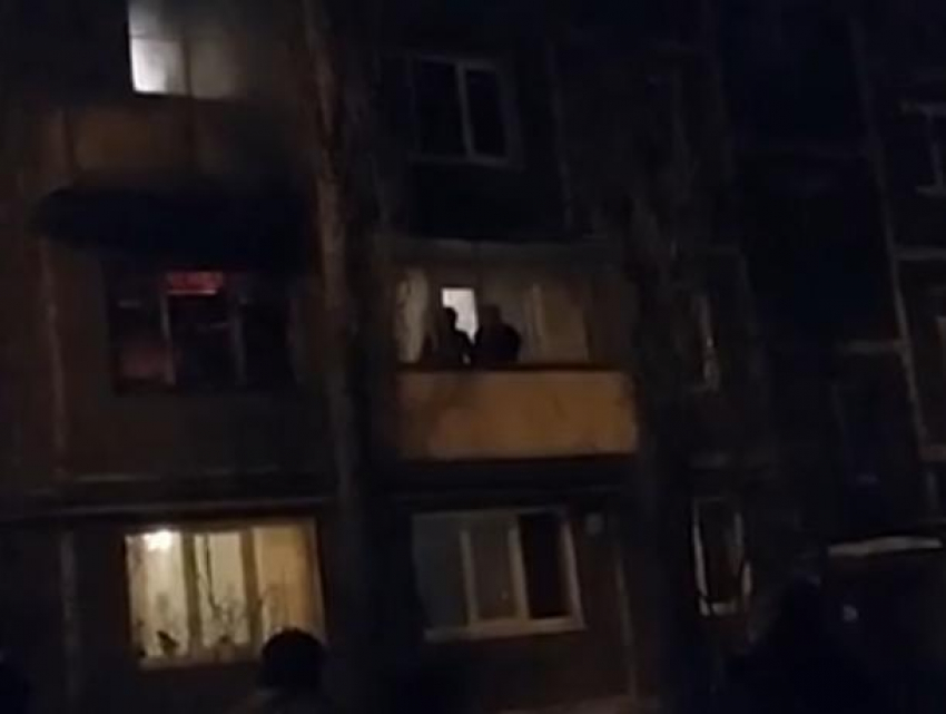 Страшный пожар в многоэтажке в День защитника Отечества сняли на видео в Воронеже