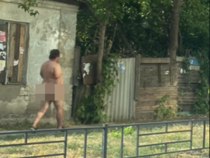 Голого мужчину застали разгуливающим у детского сада в Воронеже