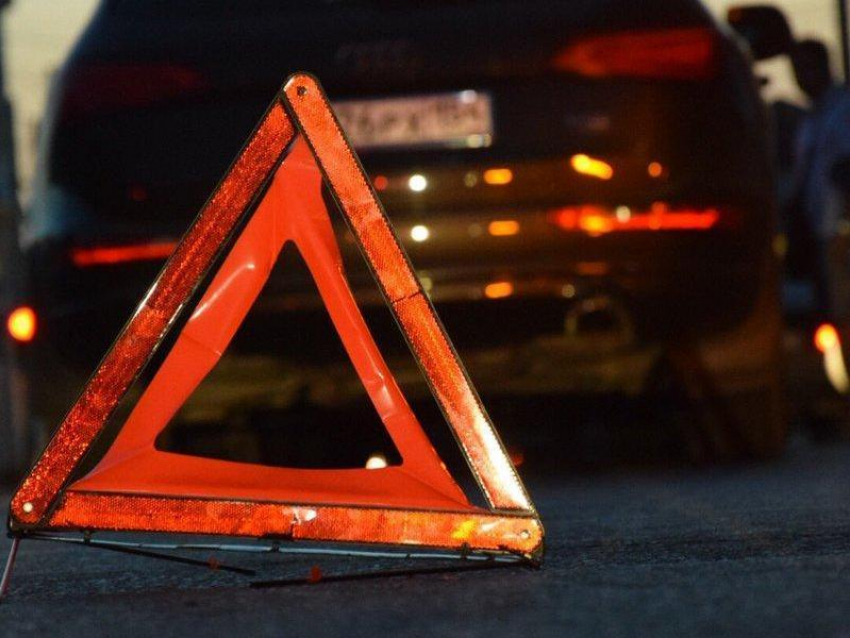 Фура протаранила попавших в ДТП людей на М-4 «Дон», один человек погиб и пять пострадали