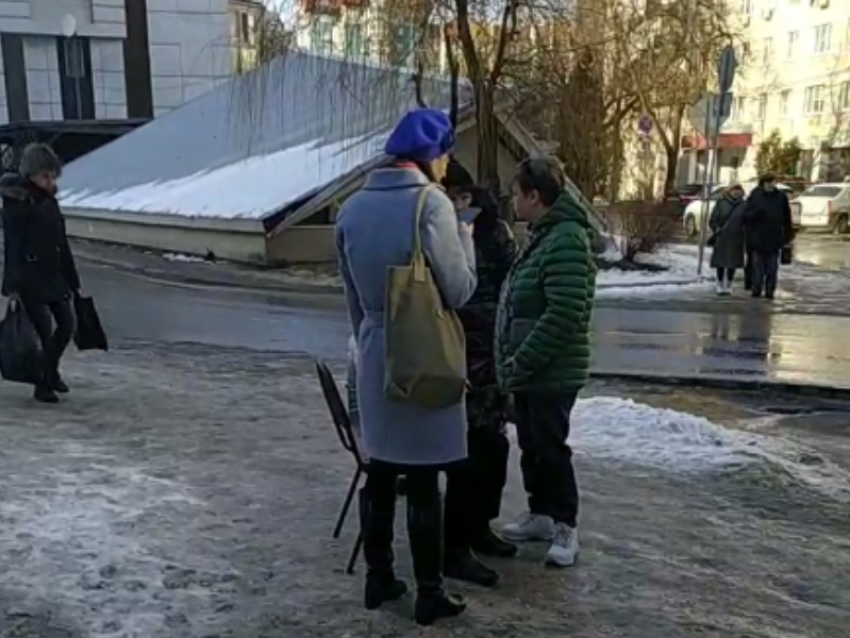 Женщина упала в обморок на льду в Воронеже 