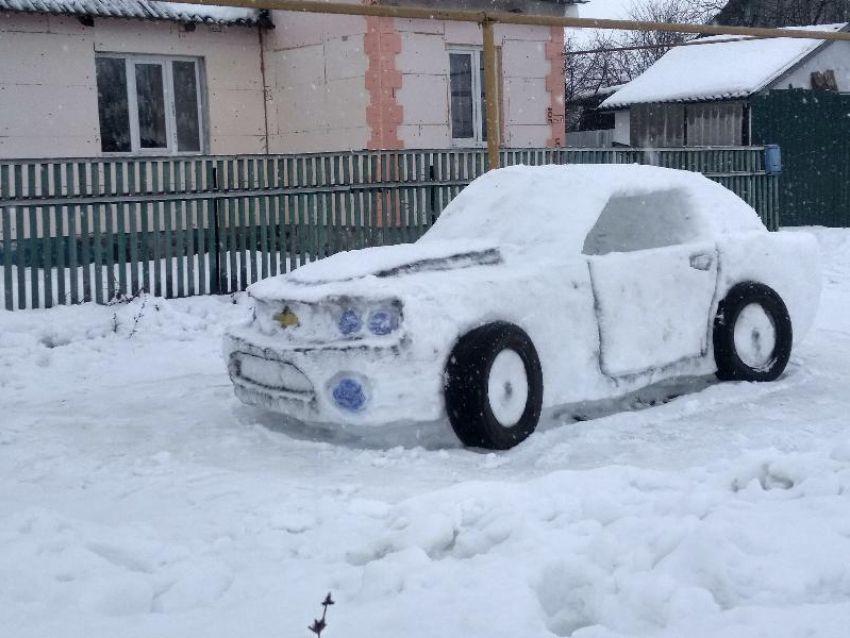 Спорткар Chevrolet Camaro слепили из снега воронежцы