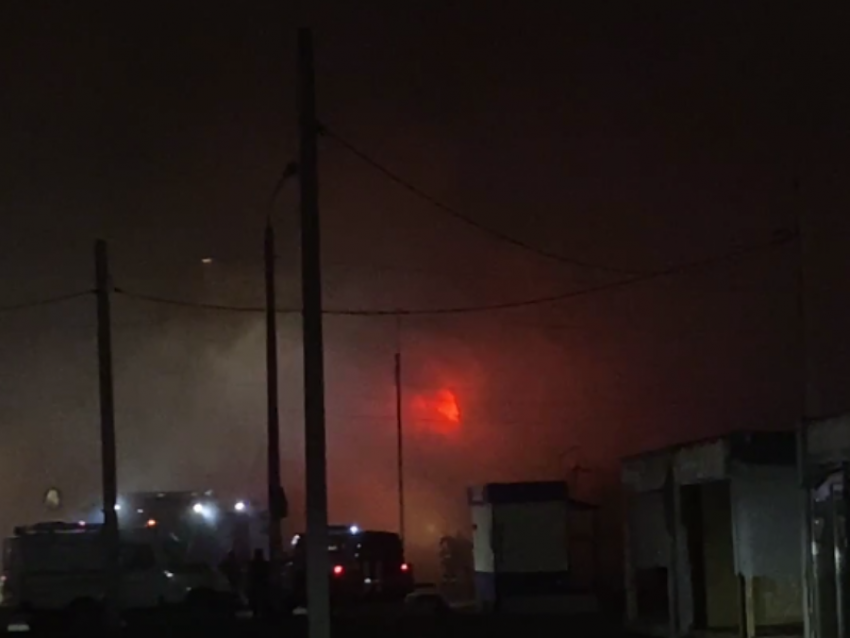 Жуткий пожар у автовокзала попал на видео в Воронеже