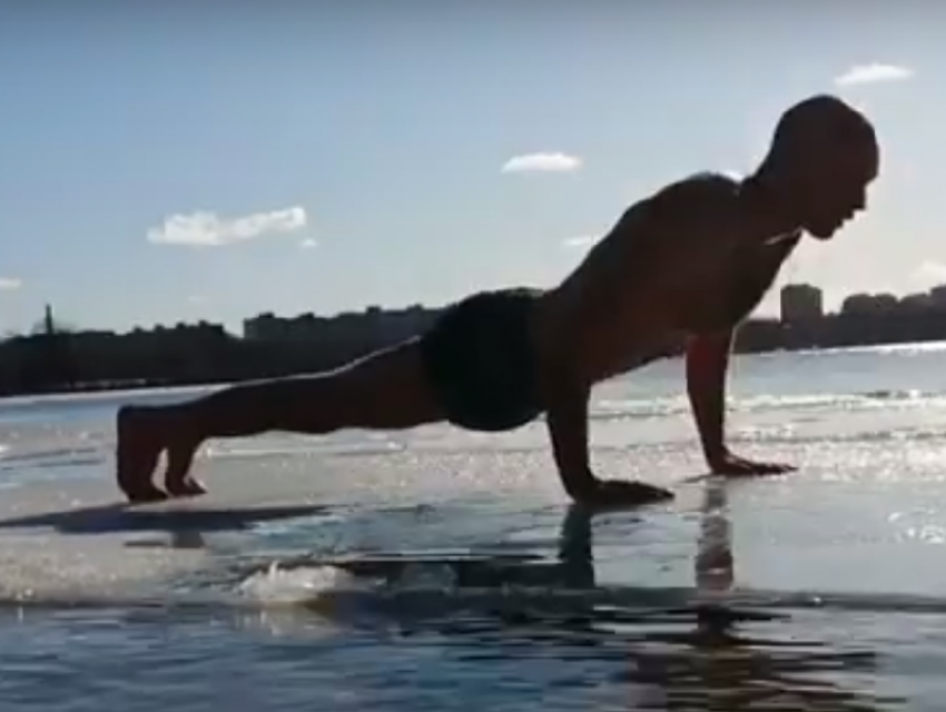Эффектные отжимания на плавающей льдине устроил воронежский турникмен 