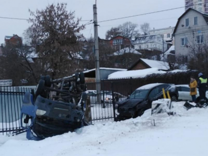 «Газель» перевернулась и въехала в газовую трубу на Адмиралтейской площади в Воронеже