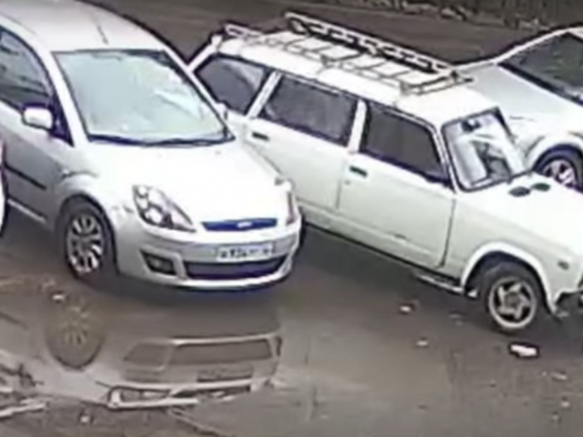  Лихой финт на парковке устроил ВАЗ в Воронеже