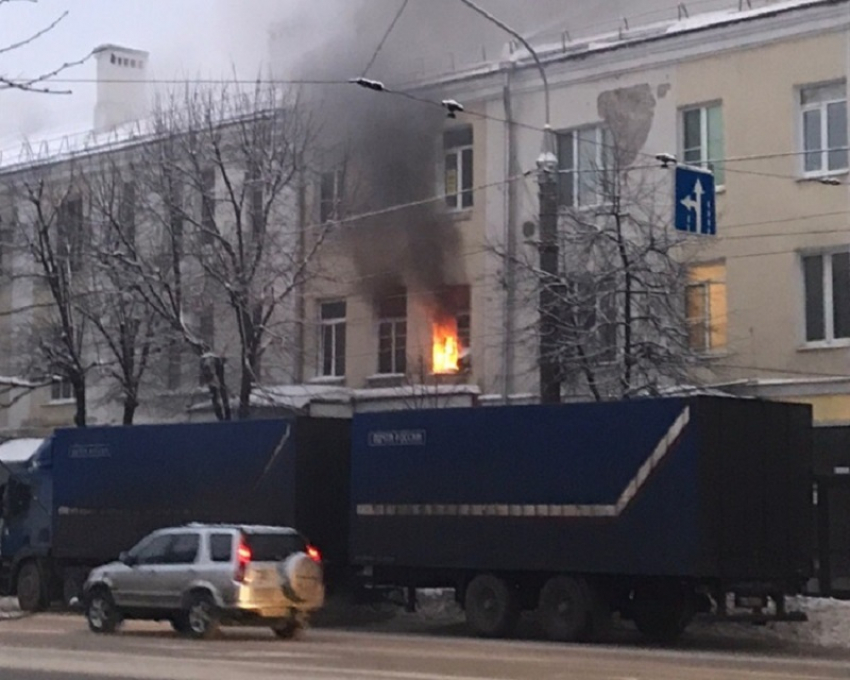 Вырывающееся из окон дома на Кольцовской пламя сняли в Воронеже 