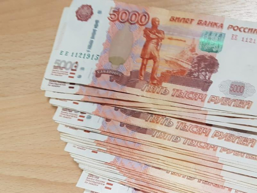 Доллары, золотые монеты и слитки: мошенники разыграли спектакль для воронежского врача