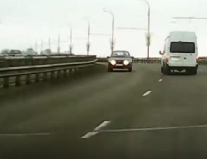 Необъяснимая ошибка водителя попала на видеорегистратор в Воронеже