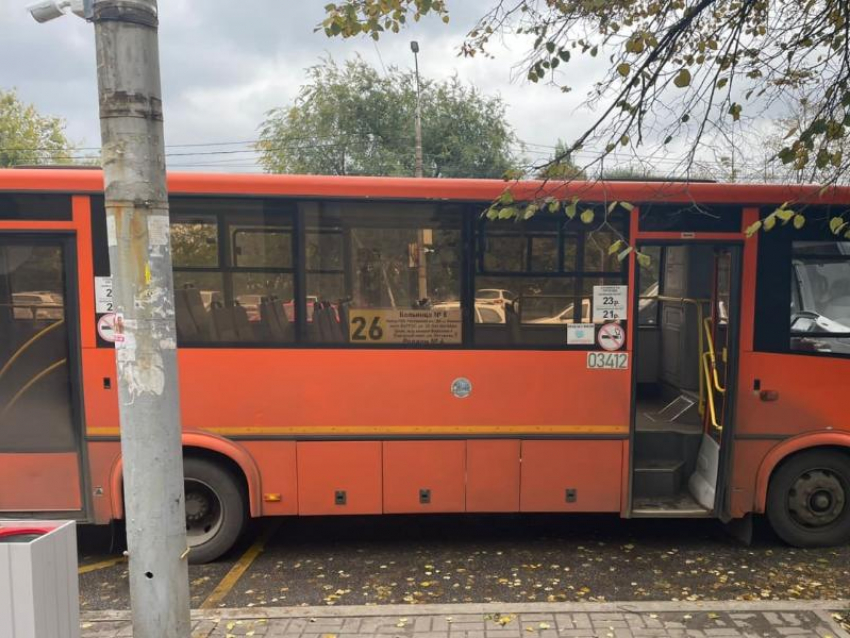 64-летняя пассажирка упала из-за резкого торможения водителя автобуса в Воронеже