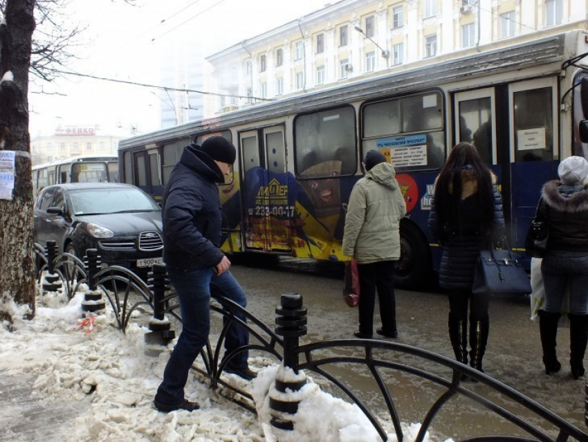 В Воронеже на остановке Кольцовская люди по-прежнему прыгают через ограждение