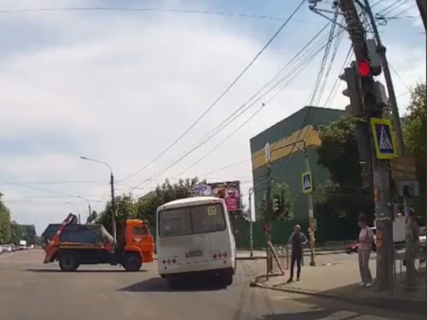 Дерзкий поступок маршрутчика попал на видео в Воронеже