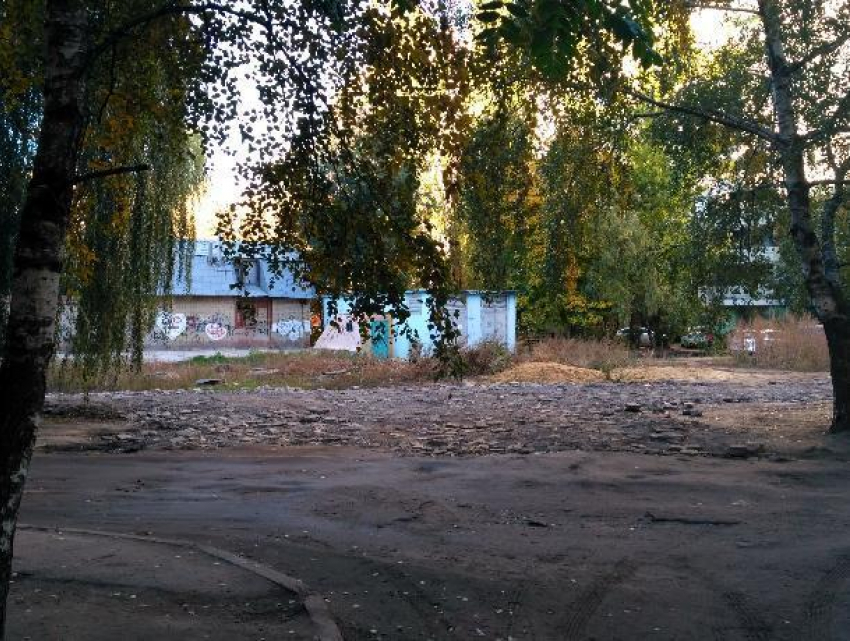 Благоустройство двора строительным мусором показали на фото в Воронеже