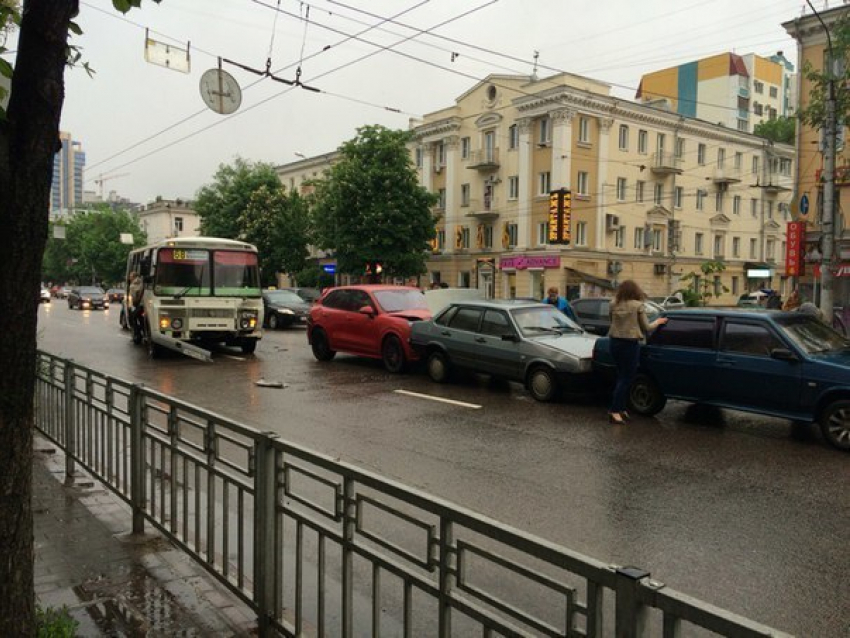 В центре Воронежа столкнулись четыре автомобиля и маршрутка