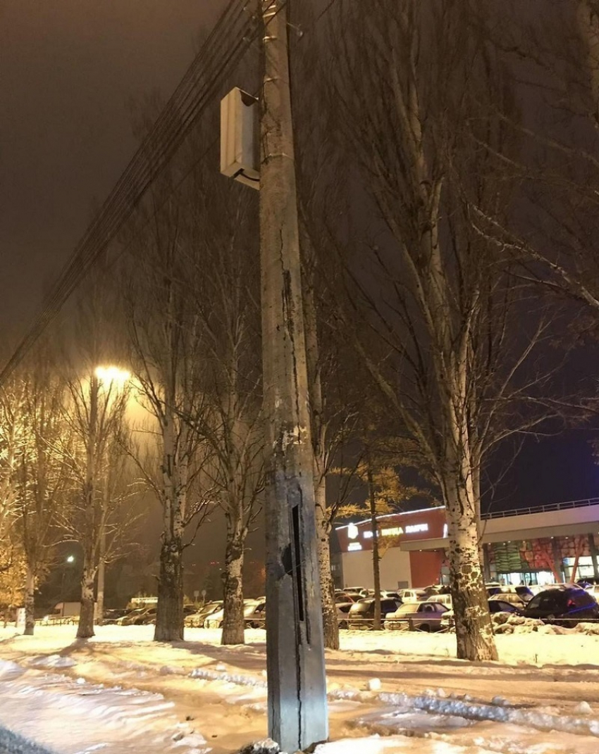 Столб с проводами угрожает загруженной дороге в Воронеже 