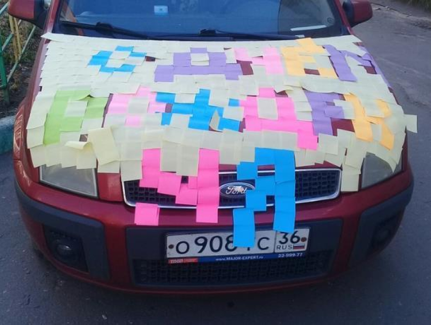 Липкий сюрприз оставили воронежцу на капоте автомобиля