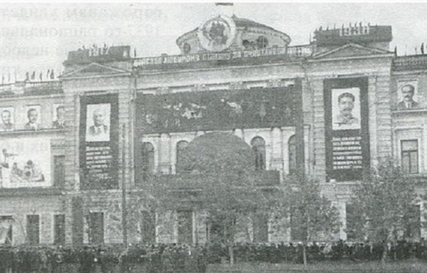 Здание Окружного суда с Лениным и Сталиным показали в Воронеже