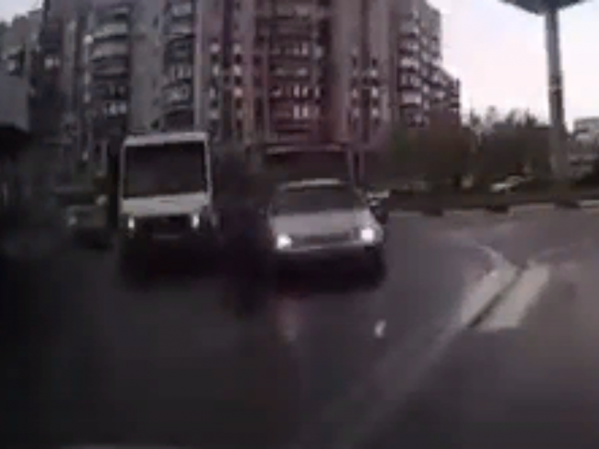 На видео попало, как машина сбивает человека и уезжает в Воронеже 