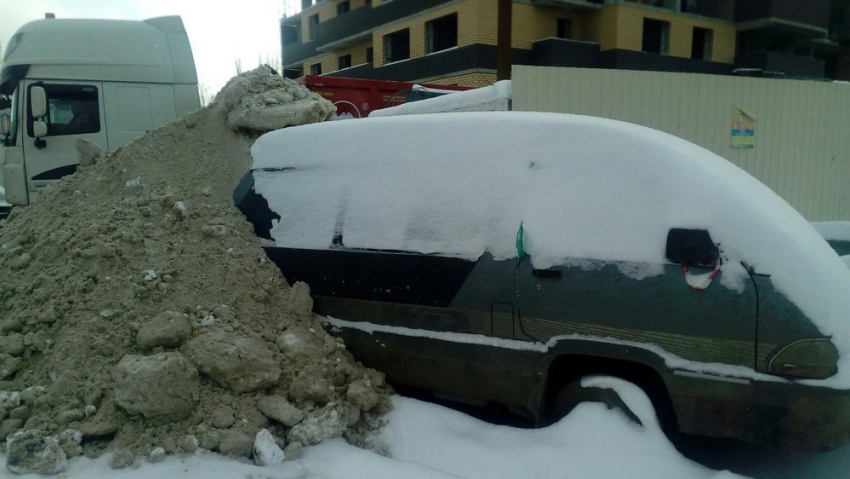 В Воронеже припаркованный минивэн засыпали снегом и льдом