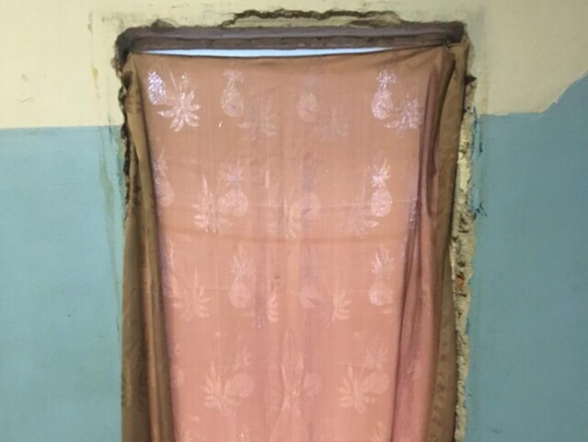 Тряпочную «дверь» в школьную раздевалку установили в Воронеже