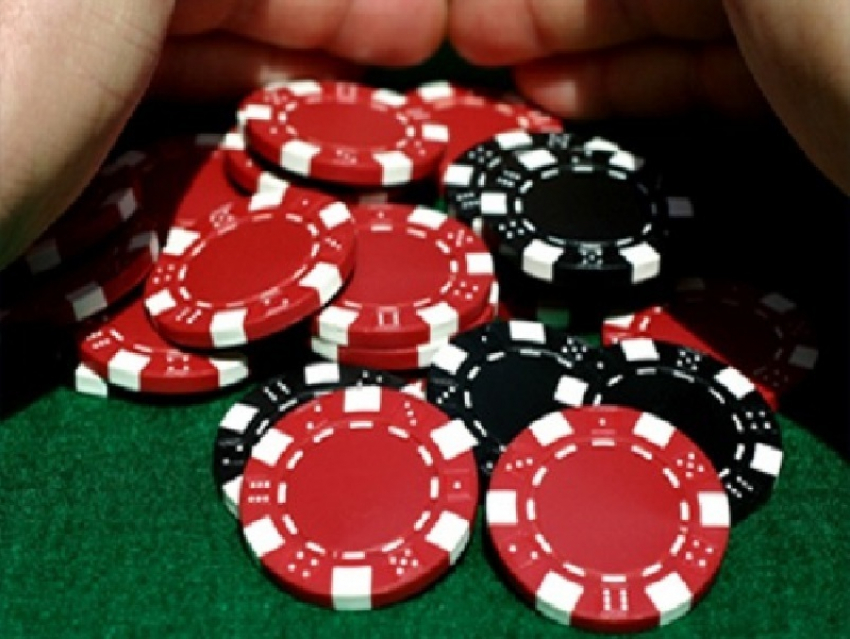 В Воронеже турнир по покеру закончился уголовным делом