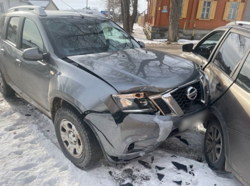 Водитель «Лады» попала в больницу в ДТП с Nissan в Воронежской области