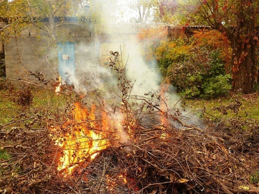В Воронежской области пенсионерка получила ожоги, когда пыталась сжечь мусор 