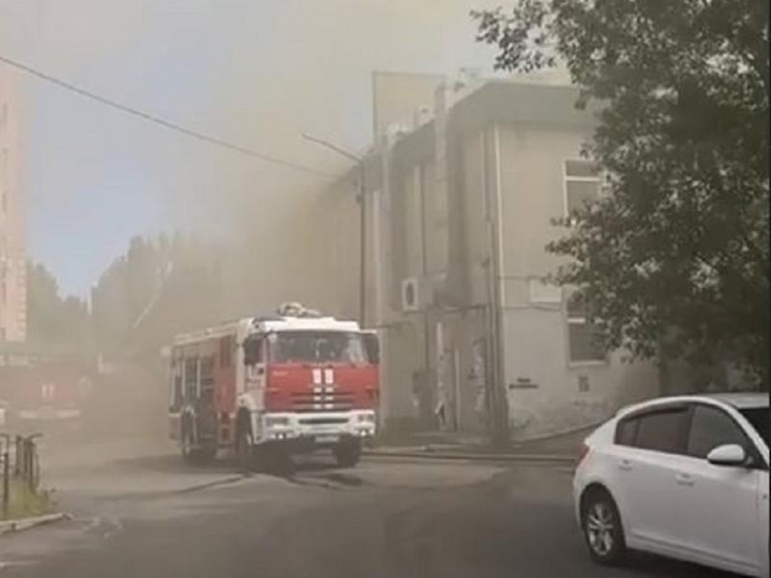 Серьёзный пожар случился в супермаркете «Перекрёсток» в Воронеже 