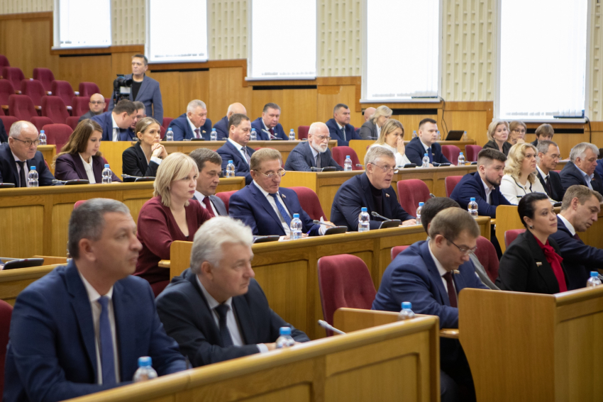 Депутаты, упустившие звание главной красотки облдумы, обновили свои фотографии