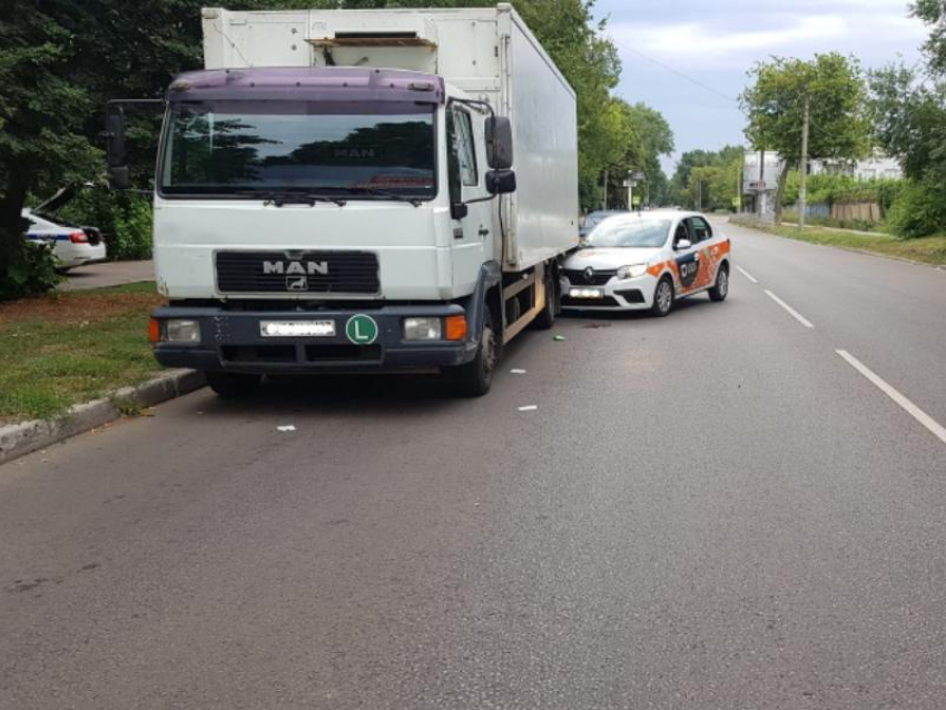  Пассажиры машины такси попали в больницу после ДТП с грузовиком в Воронеже