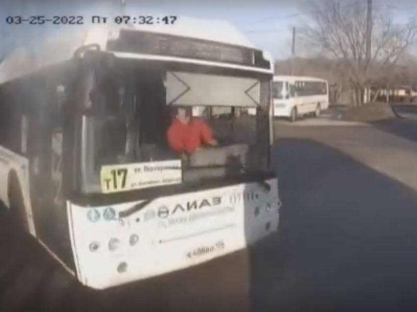 Момент столкновения двух автобусов показали от первого лица в Воронеже