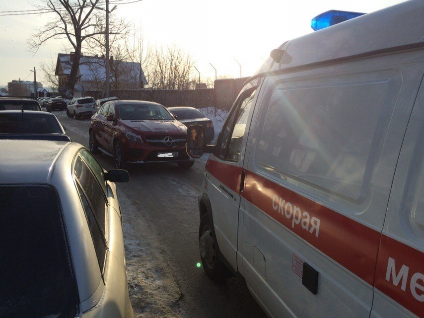Три мажорки на Mercedes заблокировали путь скорой в Воронеже