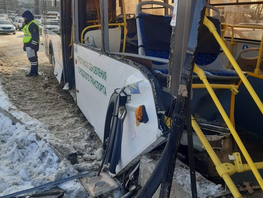 Пострадали 11 человек: пассажирский автобус протаранил бордюрный камень на виадуке у Заставы в Воронеже