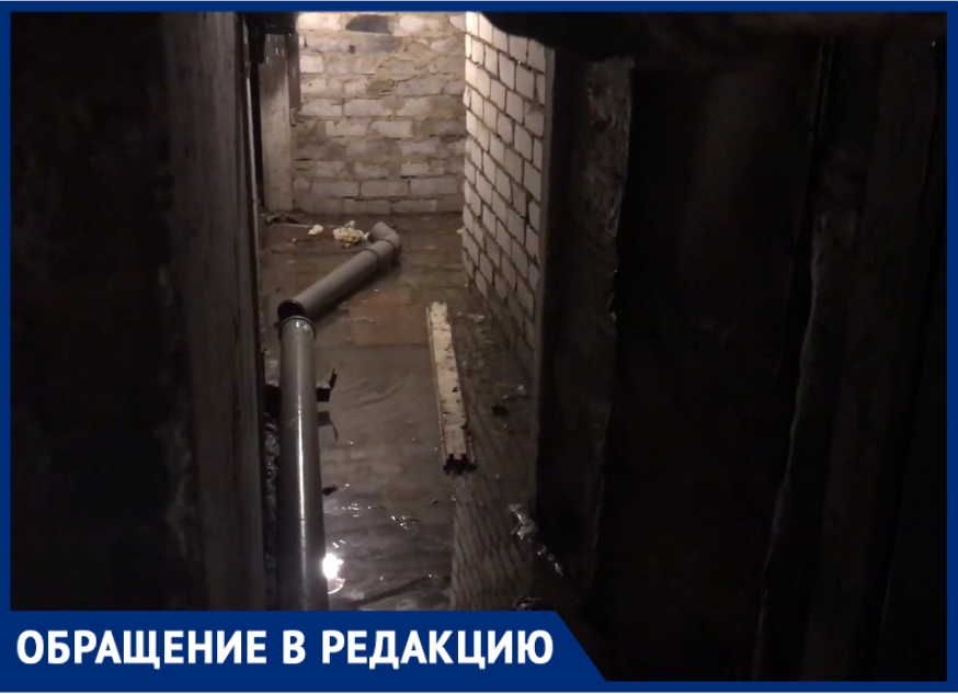 После аварии подвал дома в Воронеже заполнили фекалии, а подъезд окутал ужасный запах